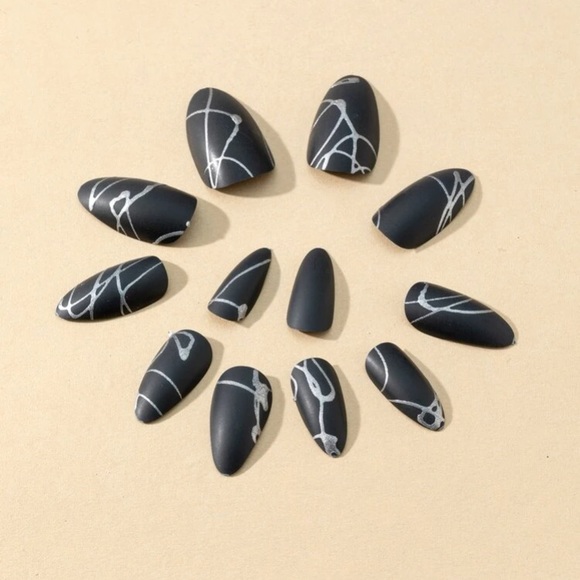 Fake nails - Picture 3 of 3